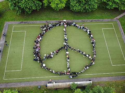 Peace-Zeichen von viele Teilnehmende des Berufskollegs gebildet