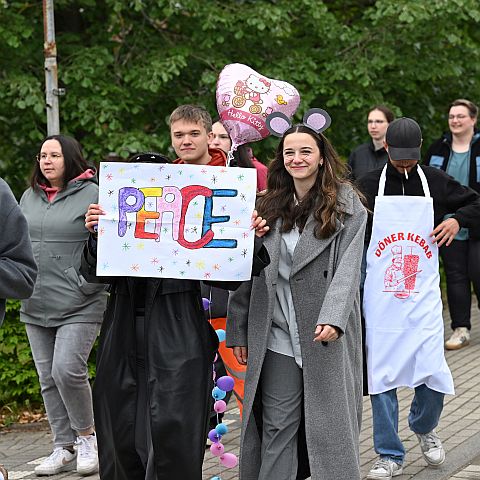 Friedensmarsch organisiert vom Berufskolleg Bethel Schüler mit einem selbstgemalten Schild